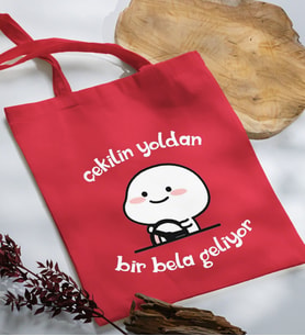 BK Gift Bir Bela Geliyor Tasarımlı Kırmızı Kumaş Bez Çanta, Baskılı Omuz Çantası, Alışveriş Çantası, Arkadaşa Hediye-1