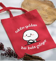 BK Gift Bir Bela Geliyor Tasarımlı Kırmızı Kumaş Bez Çanta, Baskılı Omuz Çantası, Alışveriş Çantası, Arkadaşa Hediye-1
