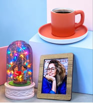 Kalp Tutan Çiftli Renkli Led Işıklı Fanus ve Kahve Fincanı Kişiye Özel Fotoğraflı Hediye