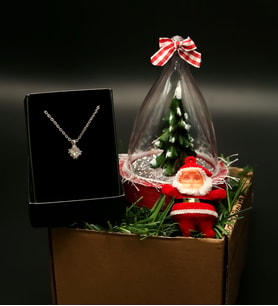 Yılbaşı Ağacı Figürlü Simli Küre& Zirkon Kaplama Taşlı Kolye& Mini Noel Baba Hediye Seti