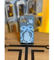 iPhone 13 Uyumlu Özel Tasarım Sevimli Figürlü Deri Dokulu Telefon Kılıfı (Koyu Gri)