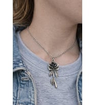 Rose Thorn Spirit – Gül Figürlü Gümüş Renk Unisex Uzun Kolye (60 cm)