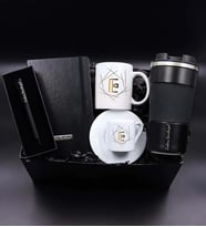 Kişiye Özel Porselen Harf Fincan & 500 Ml Siyah Çelik Termos & Gold Renkli Harf Kupa & Siyah Defter & Siyah Mat Roller Kalem Hediye Seti