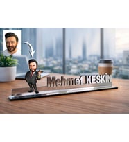 Kişiye Özel İşletme Sahibi Karikatürlü 30 cm Ayna Pleksi Masaüstü İsimlik - Müdüre Hediye Terfi ve Ofis Hediyesi