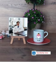 En İyi Doktor Fotoğraflı Dekoratif Taş, Ahşap Altlıklı Türk Kahvesi Fincanı Hediye (Model 8)