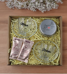 BK Gift Kişiye Özel İsimli 2’li Cam Kahve Fincanı & Türk Kahvesi & Gümüş Metal Kutuda Kokulu Mum Hediye Seti-3, Sevgiliye Hediye, Yıl Dönümü Hediyesi