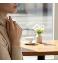 STİL İNCİSİ/XUPING JEWELRY BOMBELİ VE ALYANS MODEL İKİLİ TAŞLI YÜZÜK