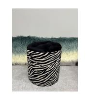 PUF&BENCH 45*40 ÖLÇÜLERİNDE ZEBRA DESEN, DİJİTAL BASKIL VE KAPİTONE DETAY.