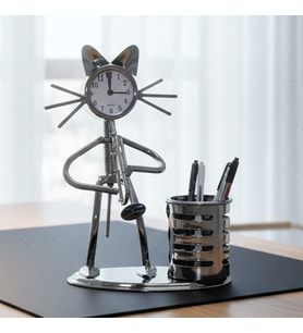 Metal Saksafon Çalan Kedi Müzisyen Saat & Kalemlik – Dekoratif Masaüstü Aksesuarı – 17x12 cm (Karışık)