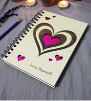 Kişiye Özel Kalp Desenli Ahşap Kapaklı Defter - Ajanda - İsme Özel - A5 60 Yaprak (120 SAYFA) Hediyelik (Pembe)
