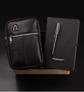 Kişiye Özel Siyah Defter & Kişiye Özel Metal Tükenmez Kalem & Siyah Renkli Hakiki Deri Telefon Bölmeli Kulaklık Çıkışlı Çapraz Omuz Çantası Hediye Seti