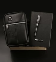 Kişiye Özel Siyah Defter & Kişiye Özel Metal Tükenmez Kalem & Siyah Renkli Hakiki Deri Telefon Bölmeli Kulaklık Çıkışlı Çapraz Omuz Çantası Hediye Seti