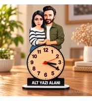 Kişiye Özel Fotoğraflı 2 Kişilik Çift Karikatürlü 18 cm MDF Dikey Masa Saati - Sevgiliye ve Eşe Hediye Sevgililer Günü ve Yıl Dönümü Hediyesi