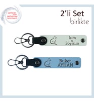 Kedi Tarzını Üzerinde Taşı, Tatlı Motifli, Kişisel Yazılı 2’li Deri Anahtarlık, Beyaz-Gök Mavi