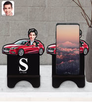 BK Gift Kişiye Özel Plakalı Erkek Mazda 3 Karikatürlü Ahşap Biblo Telefon Standı-1