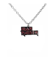 Iron Maiden Kırmızı Metal Kolye – 60 cm Zincir  Unisex Rock & Metal Aksesuar (Gümüş)