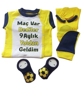 Hoşgeldin Bebek, Yenidoğan Unisex Bebek, Sarı Lacivert Taraftar Dörtlü Set, Aksesuarlı Taraftar Çorap ve İsimli Emzik Askısı Hediye Seti (Sarı-Lacivert)