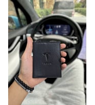 TESLA   Araç Uyumlu VİSSO 1904 Hakiki Deri Araç Ruhsat Kılıfı İsme Özel Çanta Erkek Kadın Modeli SİYAH (Kırmızı)