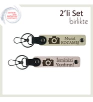 Anılara Eşlik Eden Hediye, Kamera Temalı, Kişisel Yazılı 2’li Anahtarlık Takımı, Sütlü Kahve-Pudra