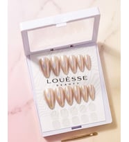 Louésse Champagne Glow Takma Tırnak Seti 12’li Sedefli Nude Parlak Şık Minimal Model