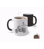 BK Gift Kişiye Özel Tam Boy Karakalem Motosikletli Adam Karikatürlü Sihirli Kupa Bardak-1 (Beyaz)