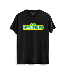 Susam Sokağı Baskılı Siyah Tshirt 