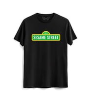 Susam Sokağı Baskılı Siyah Tshirt 