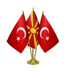 Masa Üstü Makedonya Bayrağı Türk Bayrağı Üçlü Pirinç Direk Masa Bayrak Seti