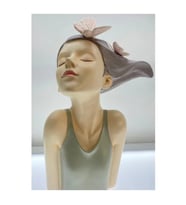 Kadın Sanatı Dekorasyon Figürü Biblo 28 X 19 CM poliserin , kelebekli kadın