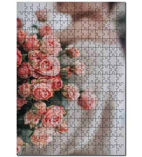 Cakapuzzle Pembe Güller ve Arkaplanda Flu Kadın Puzzle Yapboz MDF (Ahşap) (120 Parça)