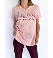 Kadın V Yaka Friends Baskılı Pembe Tişört