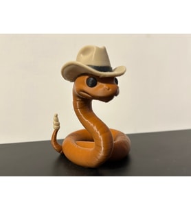 Kovboy Şapkalı Çıngıraklı Yılan Figürü - Western Temalı 3D Baskı Masaüstü Obje - Dekoratif Yılan Biblo