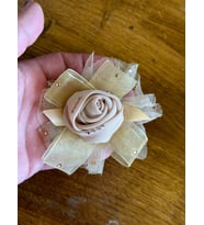 9X8 CM TÜL ÇİÇEK BONCUK İŞLEME BROŞ YAKA İĞNESİ TÜRBAN İĞNESİ (Krem)