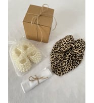 HOŞGELDİN BEBEK , YENİDOĞAN KIZ BEBEK HEDİYE SETİ , İNCİLİ MEVLİT PATİĞİ , LEOPARLI BEBEK BONE , MENDİLLİ SET (HEDİYE PAKETİ YAPILIR KUTU İLE GÖNDERİLİR) (Leopar - Krem)