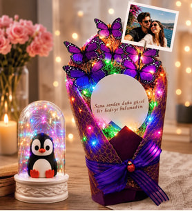 Kişiye Özel Fotoğraflı Renkli LED Işıklı Aynalı Mor Kelebek Buketi ve Renkli LED Işıklı Fanus (penguenli)