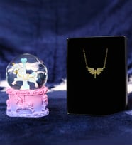 Işıklı Mini Atlıkarınca Kar Küresi & Gold Renk Melek Kolye Hediye Seti