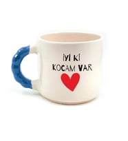 İyi Ki Kocam Var Baskılı Mavi Kulplu Boncuk Sevgililer Günü Kupası