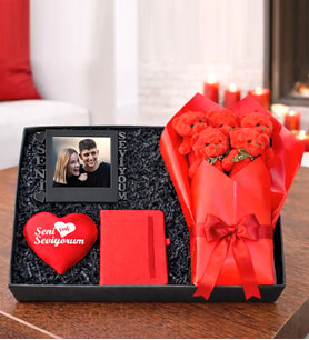 Sevgiliye Romantik Hediye Seti – Fotoğraflı Seni Seviyorum Çerçeve, Kırmızı Ayıcık Buketi, Kalpli Yastık & Not Defteri Romantik ve Anlamlı Sevgili Hediyesi