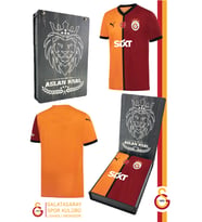 Galatasaray Orijinal 2024/2025 Parçalı İç Saha Taraftar Forma Hediyelik Ahşap Kutulu (Sarı-Kırmızı)