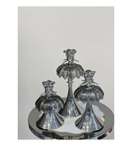 METAL KRİSTAL TAŞLI GÜMÜŞ 3'LÜ CAM DEKORATİF MUMLUK ŞAMDANLIK SETİ