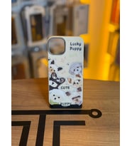 iPhone 13 Uyumlu Özel Tasarım Sevimli Figürlü Deri Dokulu Telefon Kılıfı (Krem)
