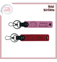 Seyahat Aşkını Yansıtan Hediye, Karavan Figürlü Deri Anahtarlık x2’li, Pembe-Kırmızı