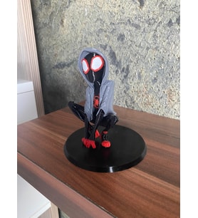 Riva Self Miles Morales Kapüşonlu Heykeltraş Pozu - 3D Baskı Koleksiyon Figürü