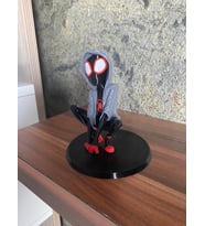 Riva Self Miles Morales Kapüşonlu Heykeltraş Pozu - 3D Baskı Koleksiyon Figürü