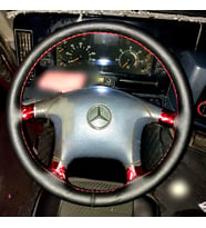 DİKİŞLİ DİREKSİYON KILIFI SİYAH DERİ KIRMIZI DİKİŞLİ MERCEDES TIR KAMYON İÇİN KIRMIZI DİKİŞLİ