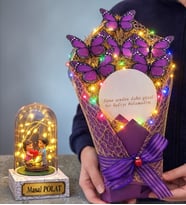 Aynalı Renkli Işıklı Kelebek Buketi ve Size Özel Led Işıklı Kalp Tutan Biblolu Fanus