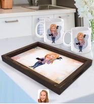 BK Gift Kişiye Özel Kadın Fotoğrafçı Karikatürlü Doğal Ahşap Tepsi ve 2’li Kupa Bardak Seti-1