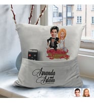 BK Gift Kişiye Özel Evleniyoruz Karikatür Tasarımlı Organizer Kumanda ve Atıştırmalık Cepli Gri Kırlent Yastık-10 Arkadaşa Hediye, Cepli Yastık