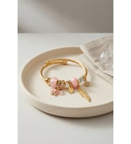 Model Gold Renk Pembe Charmlı Bileklik TJ-BB8668