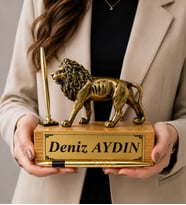 Kişiye Özel İsim Yazılı Kalemli Gold Aslan Heykeli Ahşap Kaideli Dekoratif Ofis Hediyesi